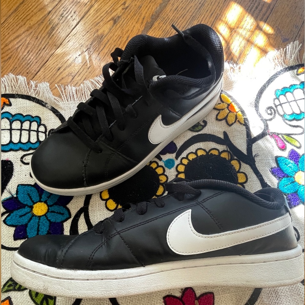 Black and white leather Nike sneakers Nike court low top Men's Size 9